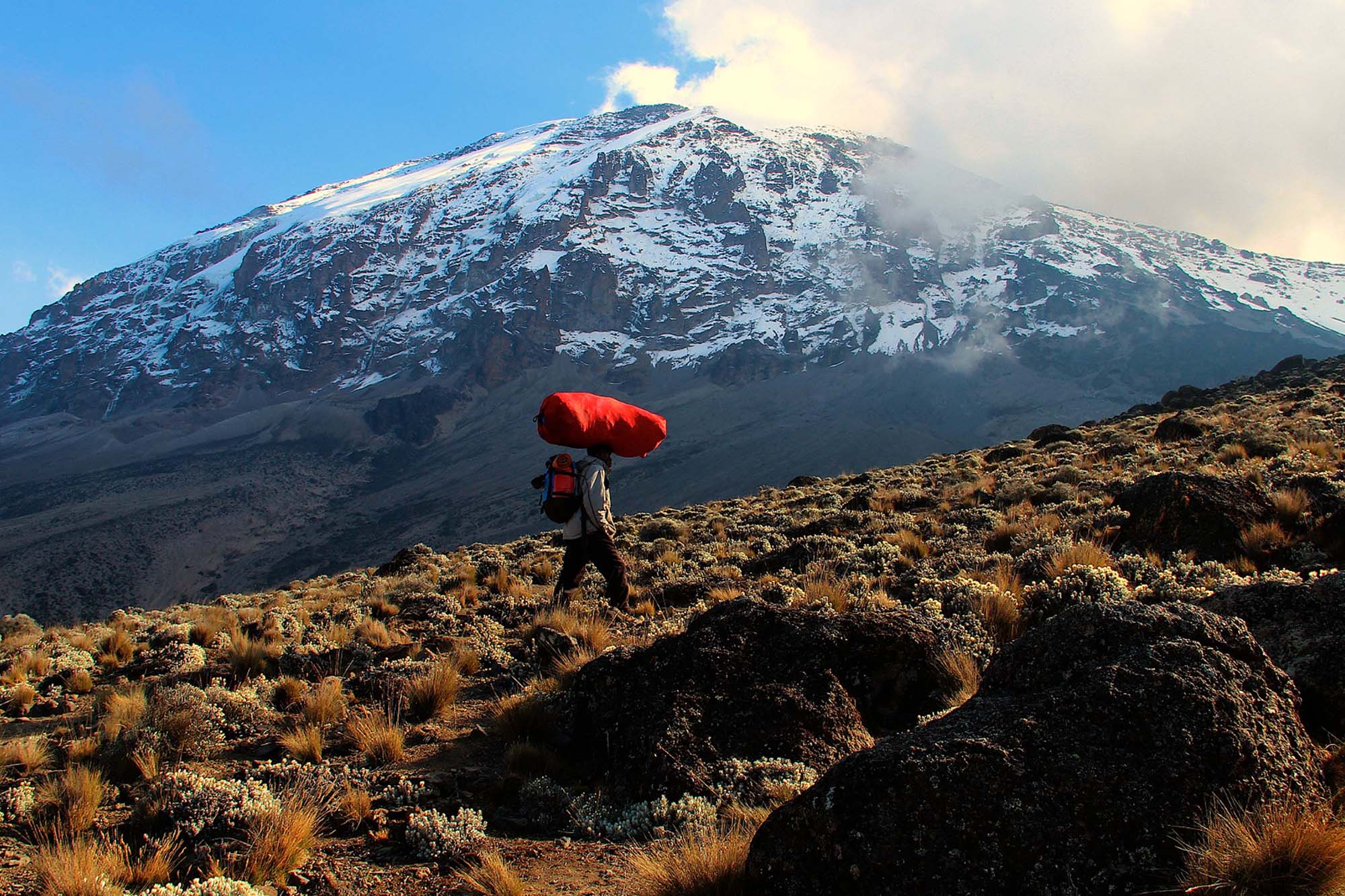 porter_climbing_with_lugguage